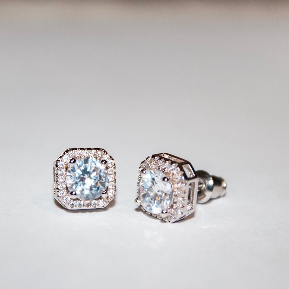 𝒲𝒽𝑖𝑡𝑒 𝒫𝑟𝑖𝑛𝑐𝑒𝑠𝑠 𝒞𝑢𝑡 ℰ𝑎𝑟𝑟𝑖𝑛𝑔𝑠